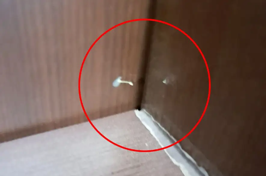 Policajti upozorňujú na spôsob označovania dverí vlamačmi silikónom