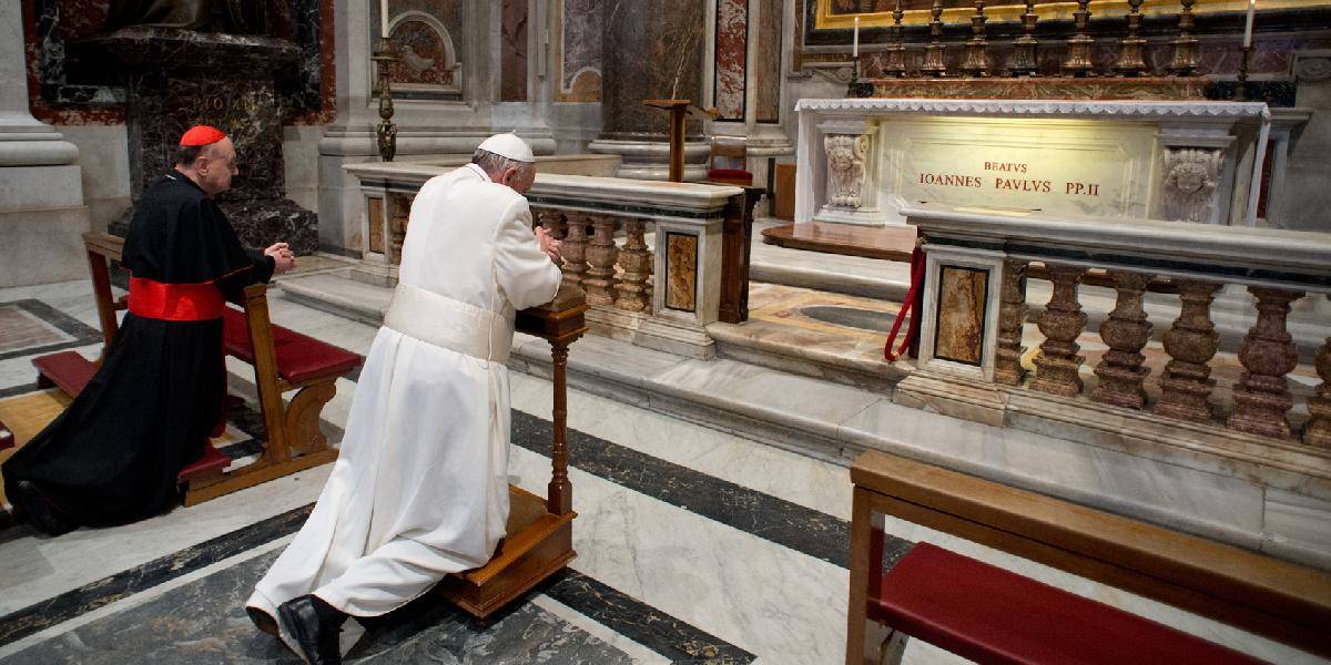 Pápež František sa pomodlil pri hrobke Jána Pavla II. i ďalších pápežov