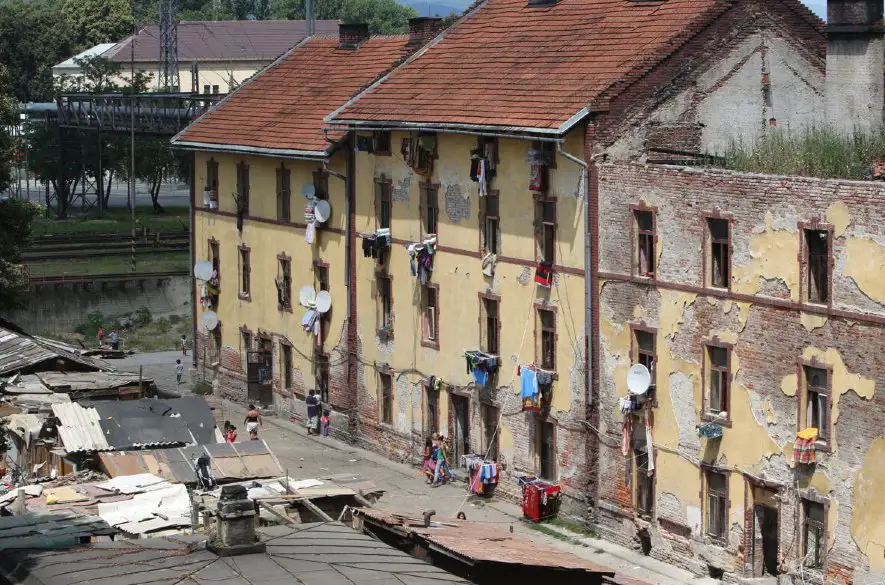 Mesto Zvolen rieši, čo bude s bytovkou pod hradom so zničenou časťou strechy