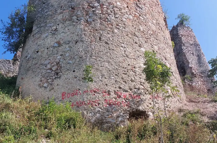 Múry hradu Turňa opäť posprejovali, hrozí za to viacročný trest
