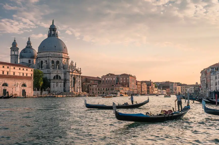 Sever Talianska postihli búrky, Benátky preto aktivovali protipovodňové hrádze