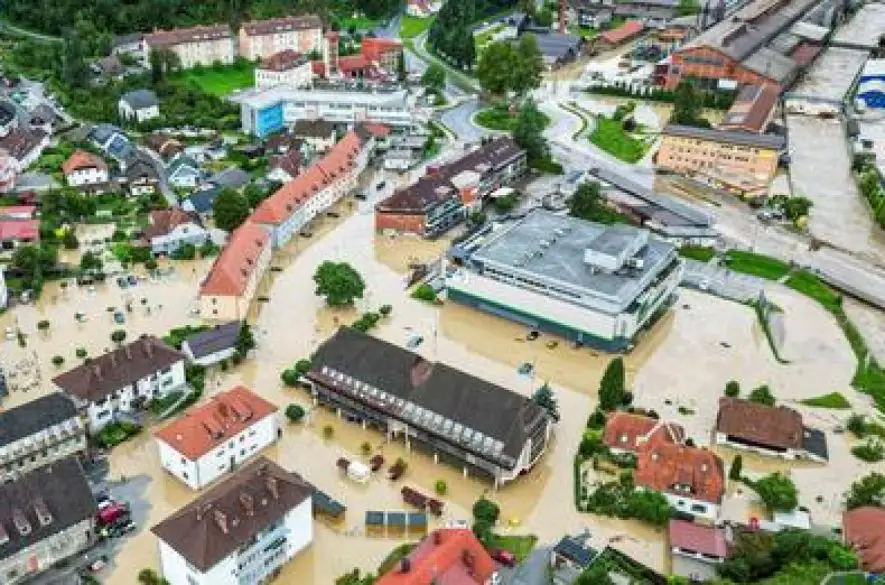 Silné dažde zaplavili cesty v Slovinsku . Slovinsko je  opäť pod vodou. Doprava kolabuje a vietor ničí domy.