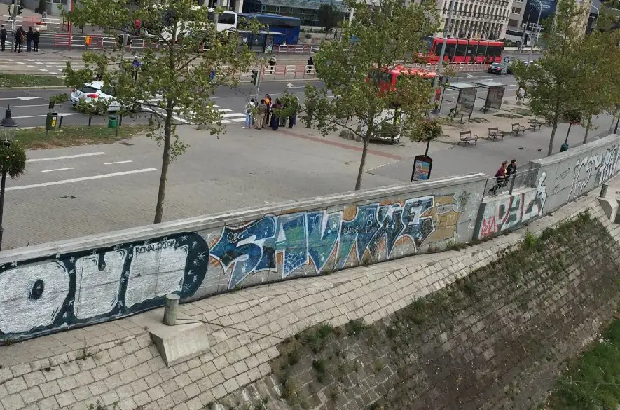 „GRAFIŤÁK“ PRI ÚTEKU SPADOL DO ŠACHTY, NA POMOC MU PRIŠLI MESTSKÍ A ŠTÁTNI POLICAJTI AKO AJ HASIČI