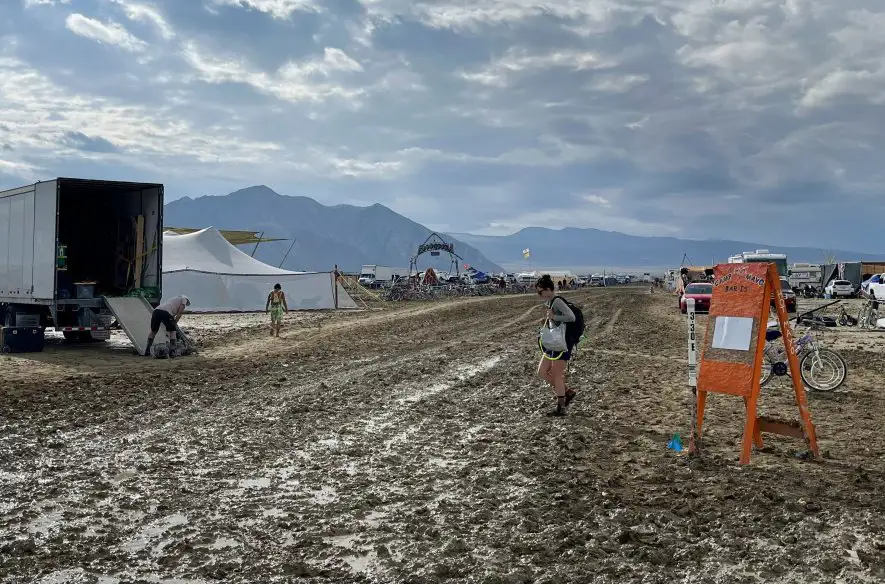 Hustý dážď skomplikoval priebeh známeho festivalu Burning man v USA, úrady hlásia jednu obeť