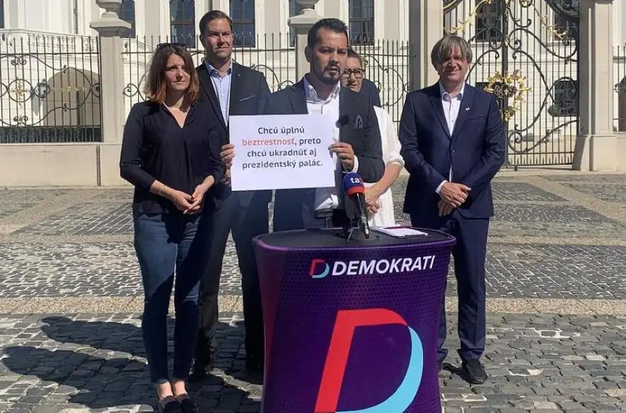 Demokrati na tlačovom brífingu: "Chcú úplnú beztrestnosť, preto chcú ukradnúť aj prezidentský palác" - vyhlásil Juraj Šeliga