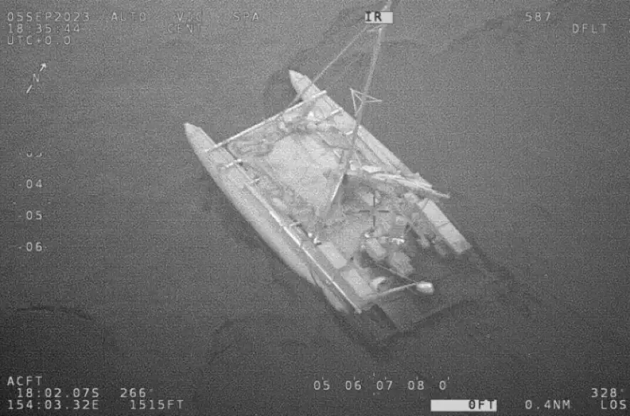 Francúza a dvoch Rusov počas plavby na katamaráne napadli žraloky