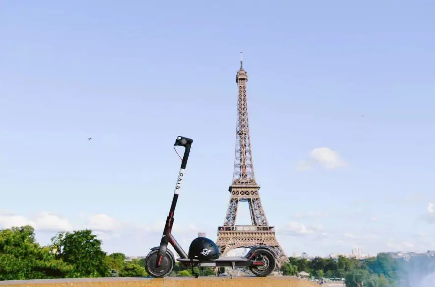 Metropola Francúzska Paríž zakazuje používanie zdieľaných elektrických kolobežiek. Úradom už došla trpezlivosť.
