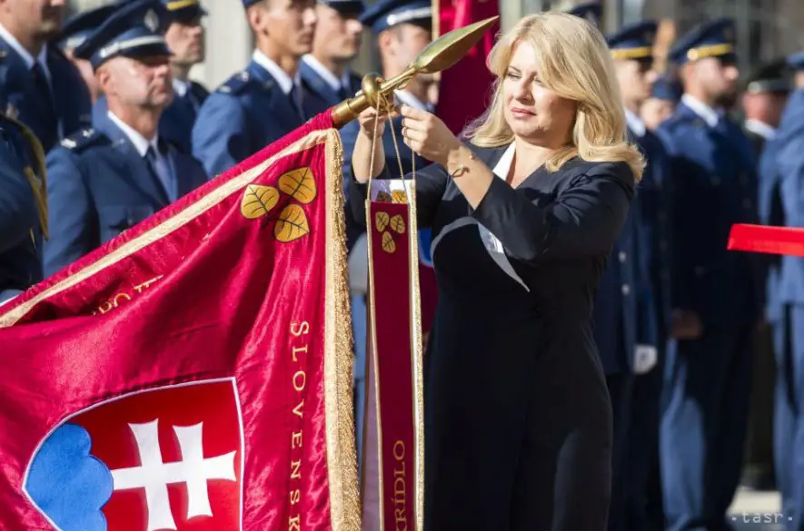 Prezidentka Čaputová pripevnila stuhy na bojové zástavy desiatim vojenským útvarom