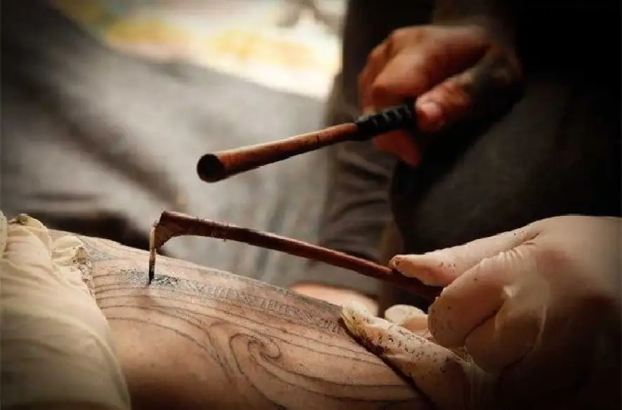 Maorské umenie. Tradičné tetovanie sa do kože vysekáva ručne. Prečo ľudia podstupujú bolestivé rituály?