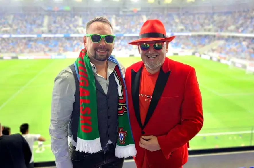 Jozef OKLAMČÁK so synom Romanom vo VIP na futbalovom zápase SLOVENSKO - PORTUGALSKO