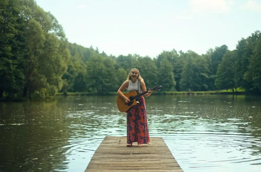 Speváčka Nikka Kusendová v novej skladbe „Cestovateľská“ spieva o slobode a výnimočnom vzťahu!