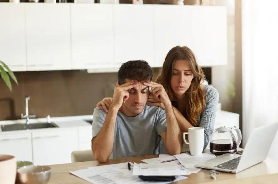 Najnovší prieskum ukazuje, že takmer polovica pracujúcich rodičov je vo finančnom strese