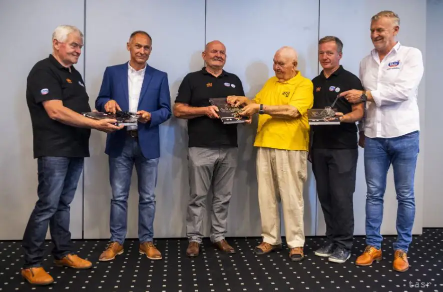 Osobnosti pokrstili knihu Okolo Slovenska 66 prevodníkom i reťazou