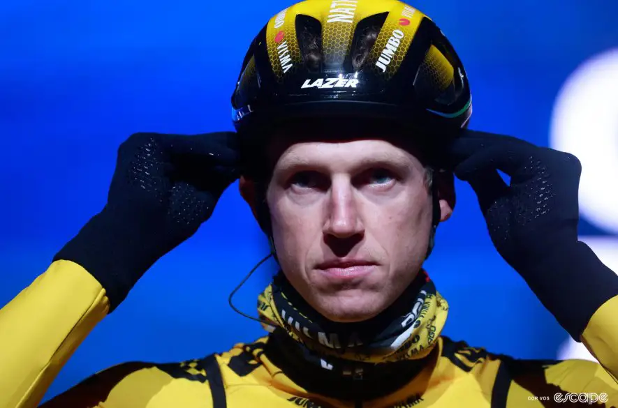 Cyklista Van Hooydonck mal vážnu nehodu a previezli ho do nemocnice