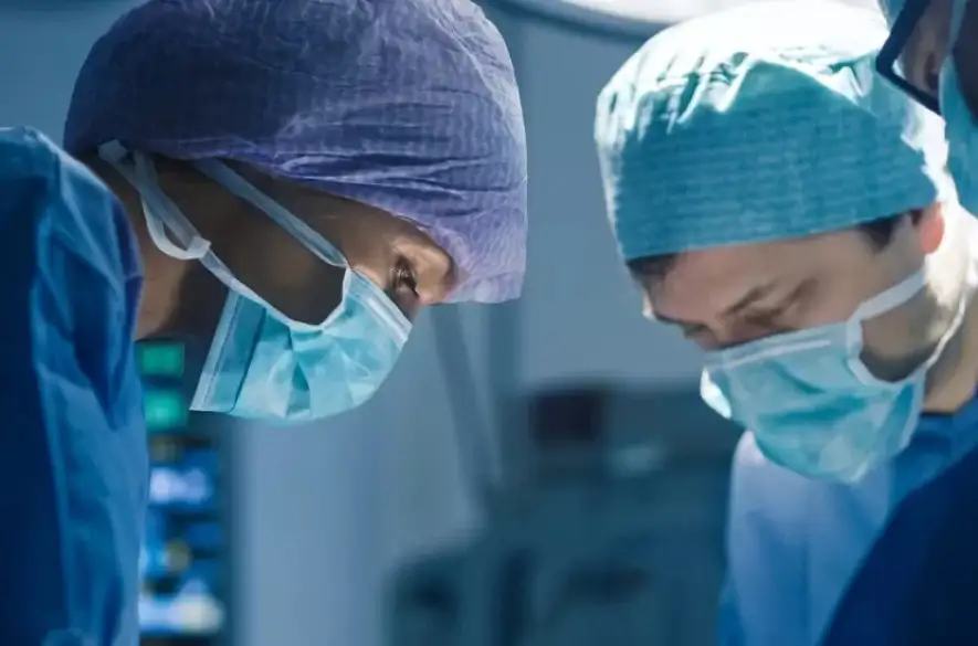 Členovia farmaceutickej spoločnosti vyšetrujú sexuálne obťažovanie chirurgičiek