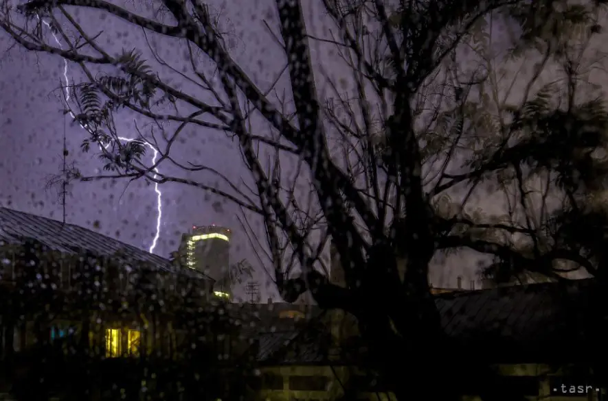 Slovensko môžu večer potrápiť búrky, hrozia aj povodne