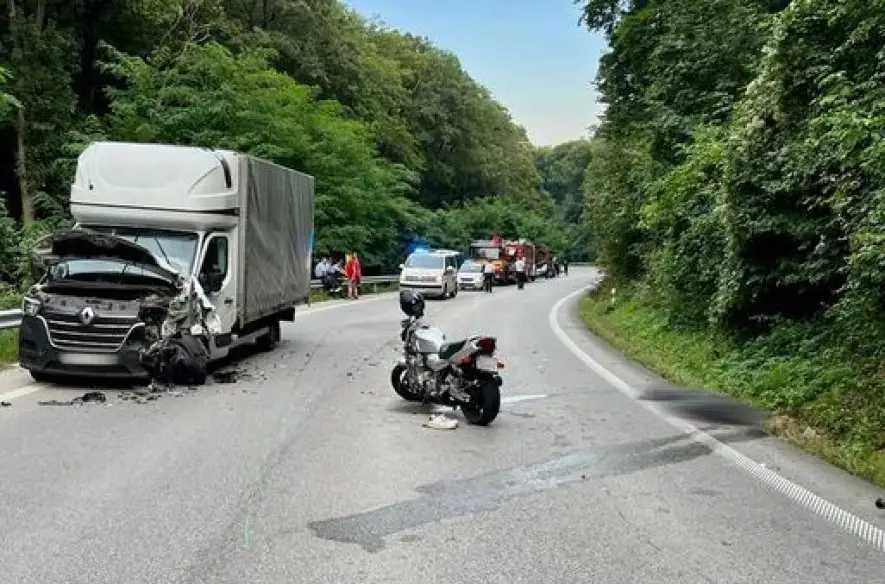 Tragická nehoda pri Radošinej: Mladý motorkár zahynul po zrážke s dodávkou
