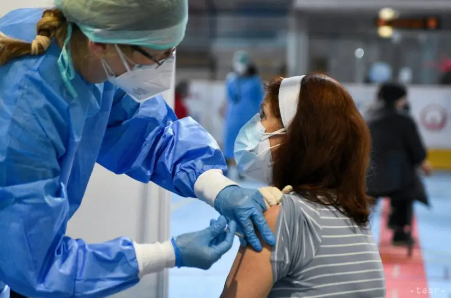"Rizikové skupiny by na jeseň mali zvážiť očkovanie proti covidu" vyzýva hlavný hygienik Mikas.