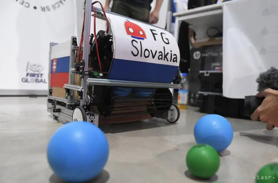 Slovenský robot bude súťažiť v Singapure, skonštruovali ho študenti