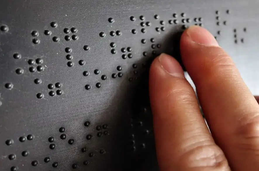 Braillovo písmo absentuje v slovenských produktoch a službách, upozorňuje Únia nevidiacich