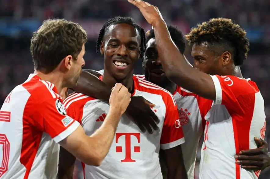 Bayern zvíťazil nad Manchestrom United 4:3, Neapol v Brage 2:1