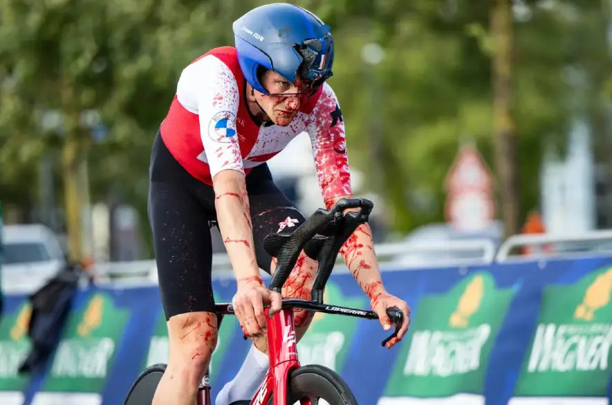 Švajčiarsky cyklista Küng pri páde v časovke na ME utrpel otras mozgu a niekoľko zlomenín