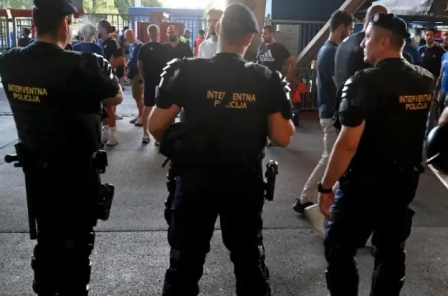 Chorvátska polícia zadržala deväť fanúšikov po nepokojoch v Grécku