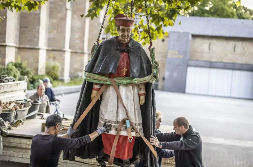 V nemeckom Essene demontovali sochu kardinála, ktorý bol obvinený zo zneužívania