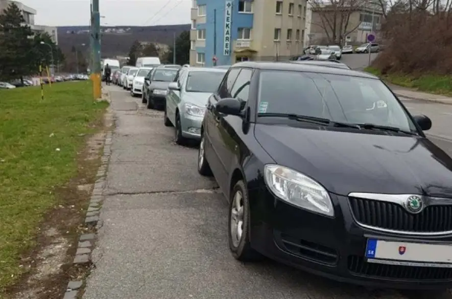 Nový zákaz parkovania je za rohom, platiť začne od 1. októbra .  Motoristov v mestách čaká peklo! Kam od októbra zaparkovať svojho tátoša?