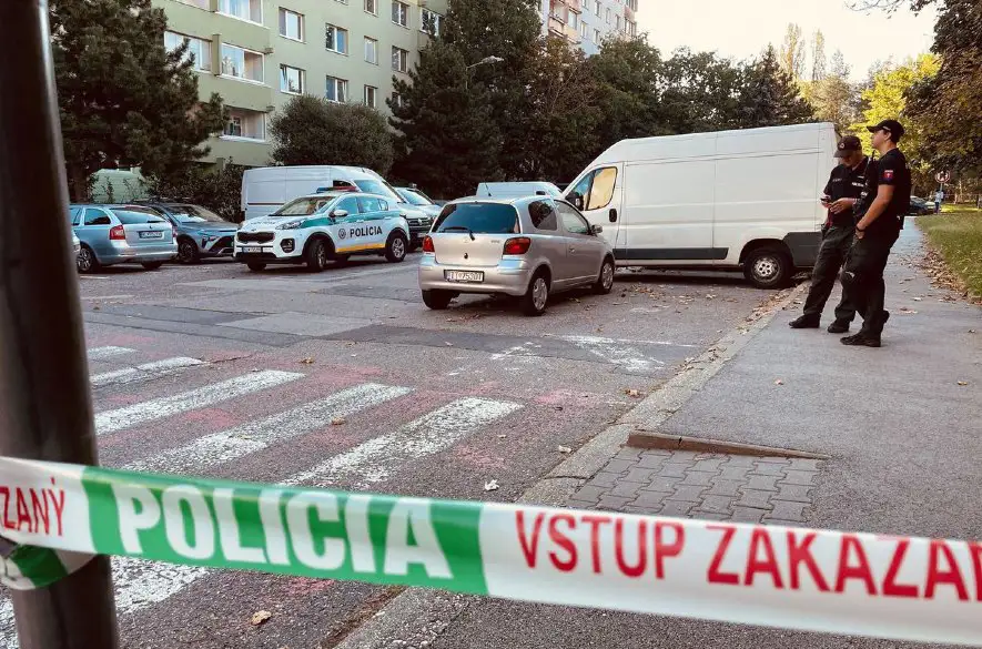 Brutálny útok v Dúbravke. Ozbrojeného páchateľa zastrelil policajný nováčik