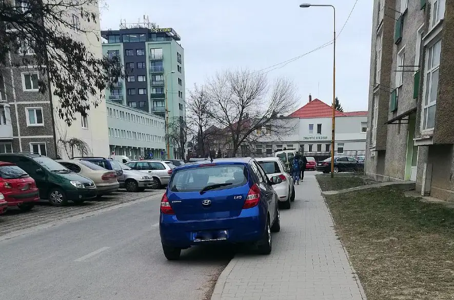 Bratislava vybrala niekoľko lokalít, kde bude možné parkovať na chodníkoch