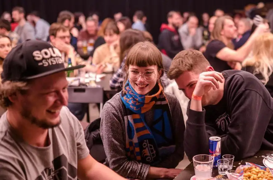 Kde stráviš dnešnú volebnú noc ty? Partie ľudí si z volebnej noci robia udalosť, na sledovanie výsledkov lákajú aj podniky