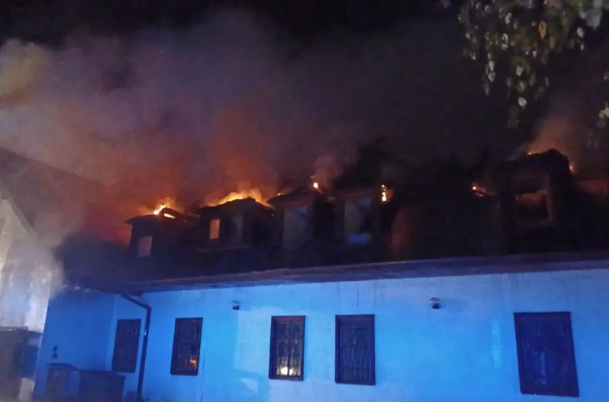 Vo Viničnom horel nevyužívaný hotel, hasičom komplikoval prácu dym