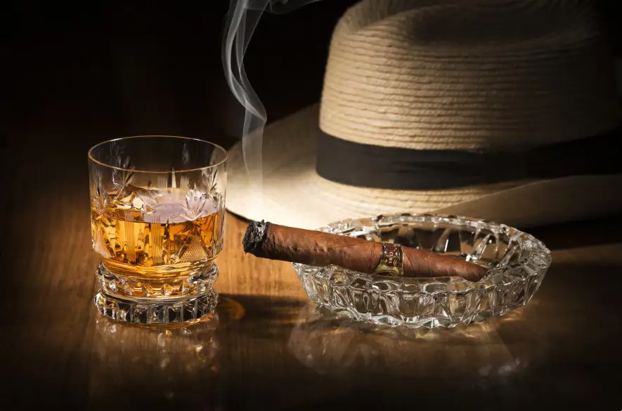 Ste milovníkom cigár a whiskey? Prevedieme vás všetkým od histórie cez zaujímavosti až po párovanie či najobľúbenejšie kombinácie značiek