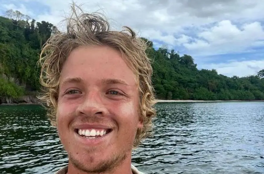 Chcel byť najmladšou osobou, ktorá prepláva Tichý oceán: Muž bol nájdený v ručne vyrobenom člne, následne ho zachránila výletná loď
