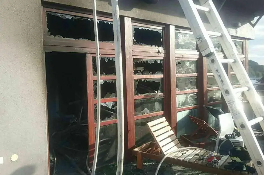 Požiar hotela v Piešťanoch zasiahol štvrté poschodie:  Výška škody bola predbežne odhadnutá na viac ako 200-tisíc eur