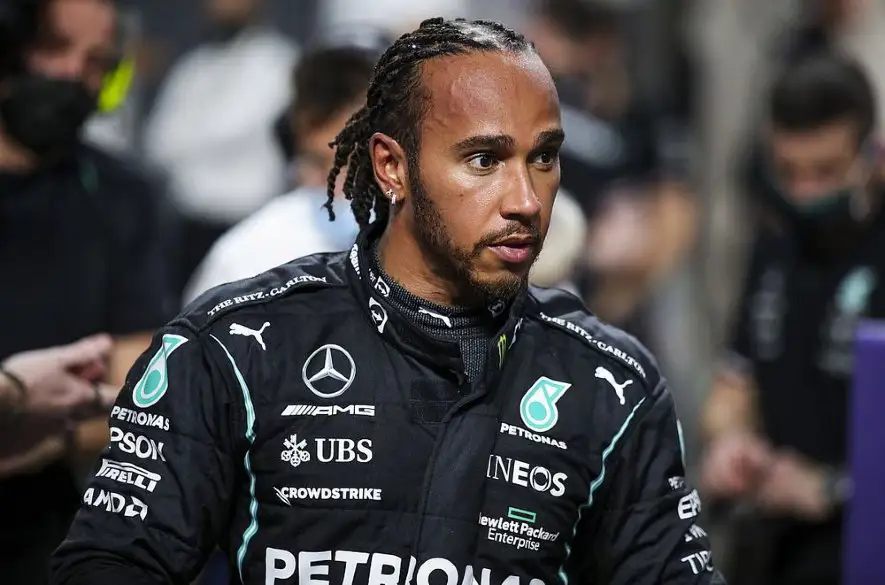 Hamilton prebral zodpovednosť za kolíziu s tímovým kolegom Russellom