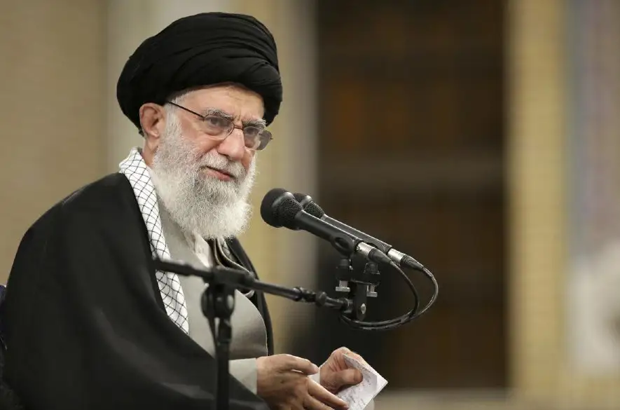 Iránsky duchovný vodca Chameneí poprel podiel Teheránu na útoku na Izrael
