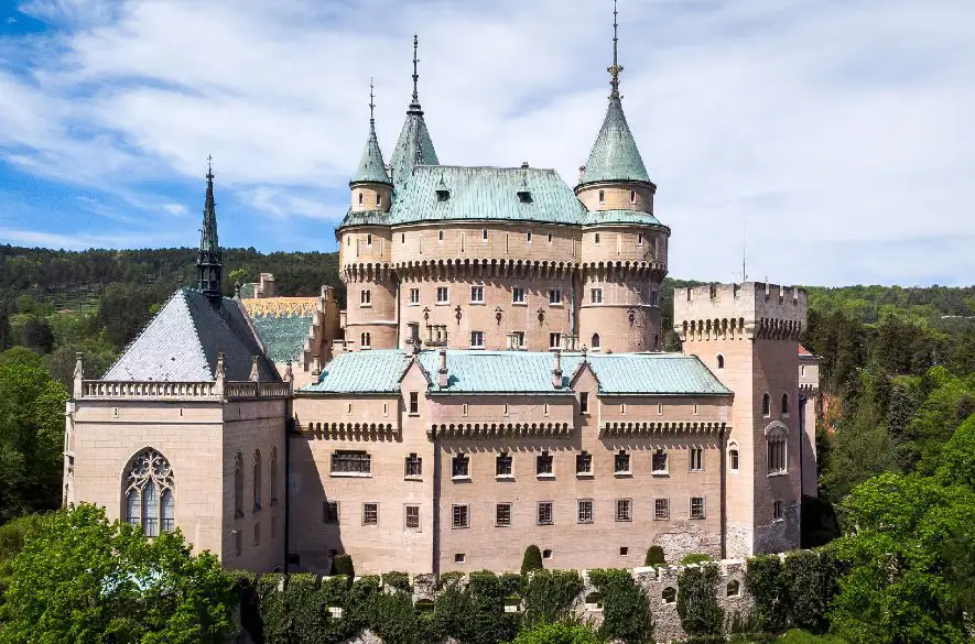 Prehliadky na Bojnickom zámku poukážu na symboliku tmy a svetla