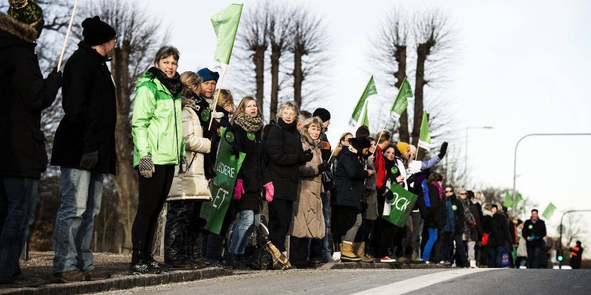 Protest dánskych učiteľov: Vytvorili 35-kilometrovú reťaz