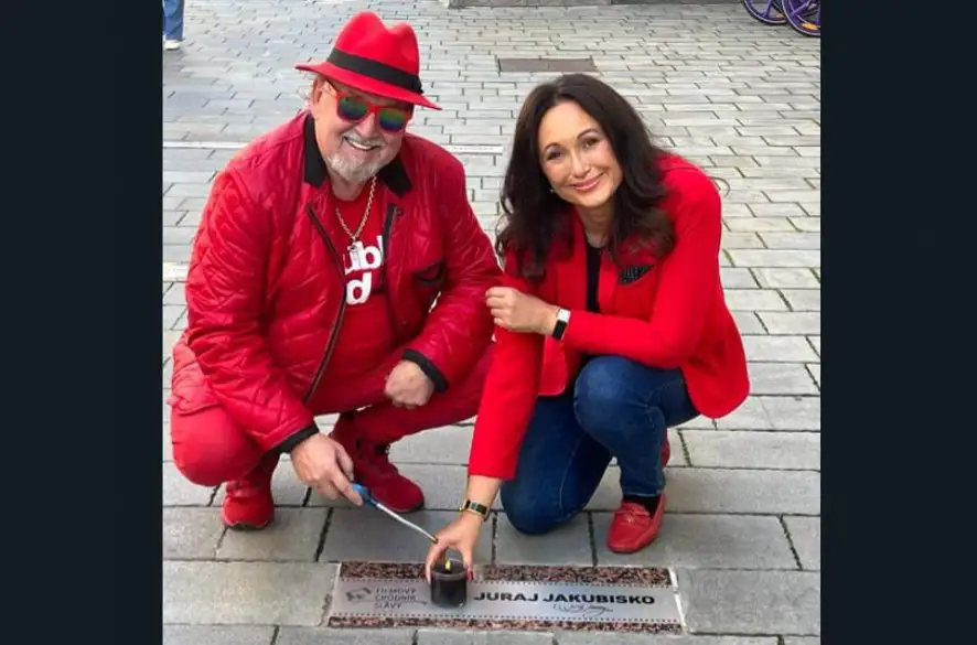 Jozef OKLAMČÁK spolu s Janette JAKUBISKOVOU si uctili v Bratislave režiséra Juraja JAKUBISKA