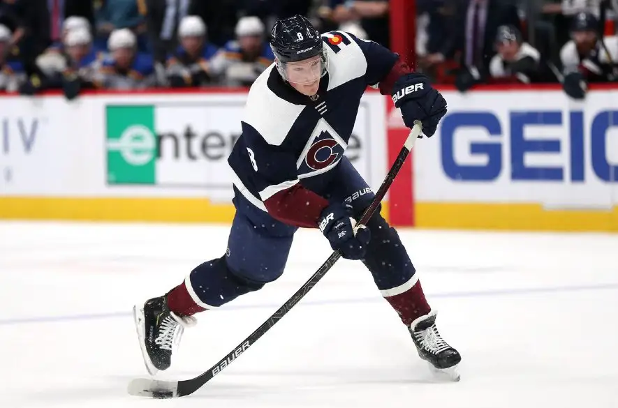 Cale Makar najrýchlejší obranca NHL s 250 bodmi, prekonal aj Bobbyho Orra
