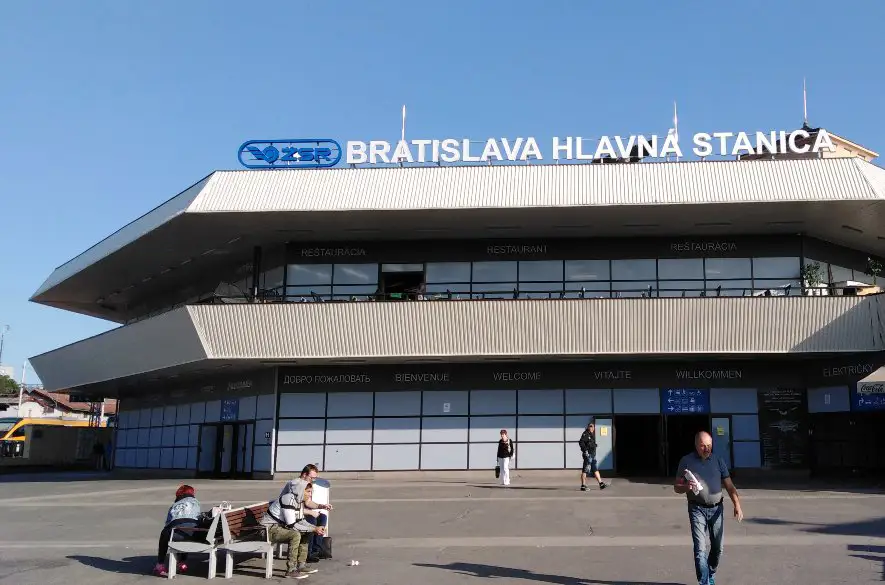 Podľa prieskumu sa väčšina Bratislavčanov sa hanbí za hlavnú železničnú stanicu