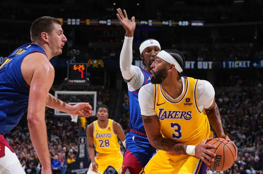 Denver na úvod sezóny zdolal Lakers, Jokič si zapísal triple double