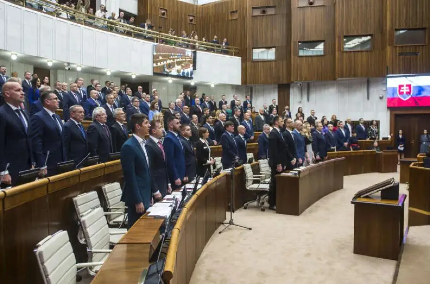 V parlamente prebieha ustanovujúca schôdza: Poslanci už zložili sľub a zvolia predsedu aj podpredsedov