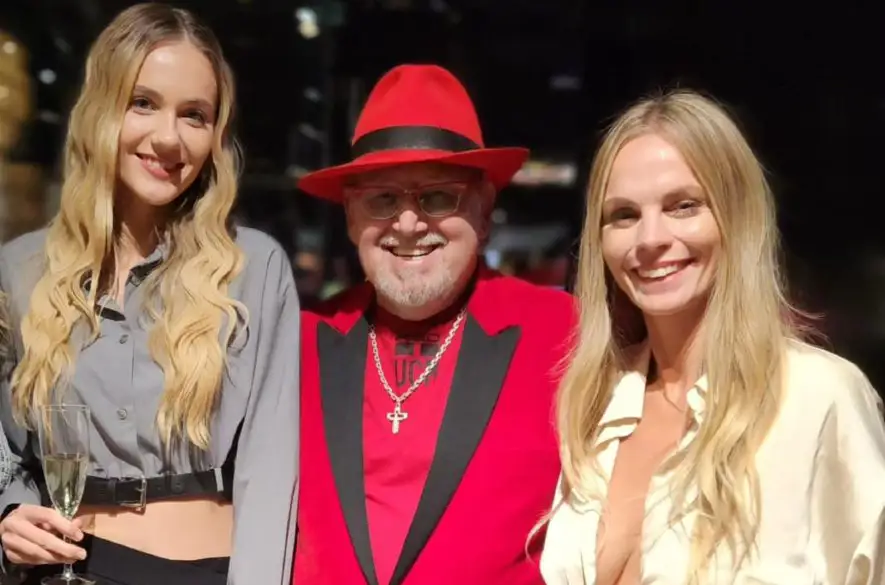 Jozef OKLAMČÁK spolu s herečkou Milenou MINICHOVOU a misskou Sophiou HRIVŇÁKOVOU na premiére filmu AKO PREŽIŤ SVOJHO MUŽA