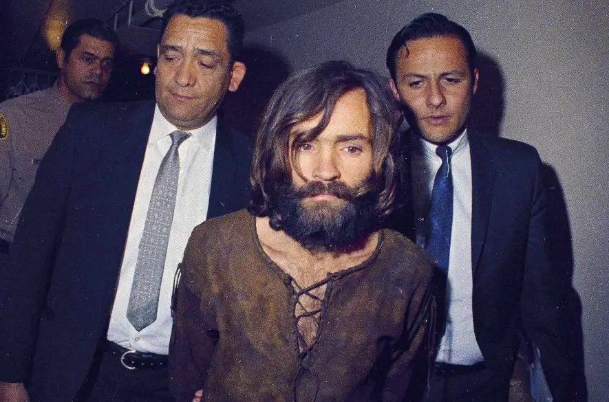 Ako sa vyvíjal vraždiaci kult Charlesa Mansona v priebehu desaťročí: Jeho cesta od malého kriminálníka k vrahovi