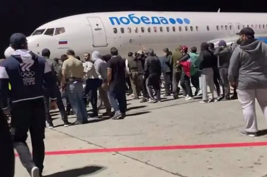 Stovky Rusov vtrhli na letisko v Machačkale a protestovali proti letu z Izraela