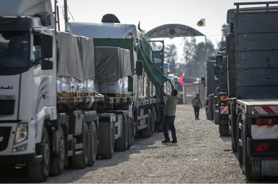 Izrael súhlasil, že denne povolí vstup do Gazy 100 kamiónom s pomocou