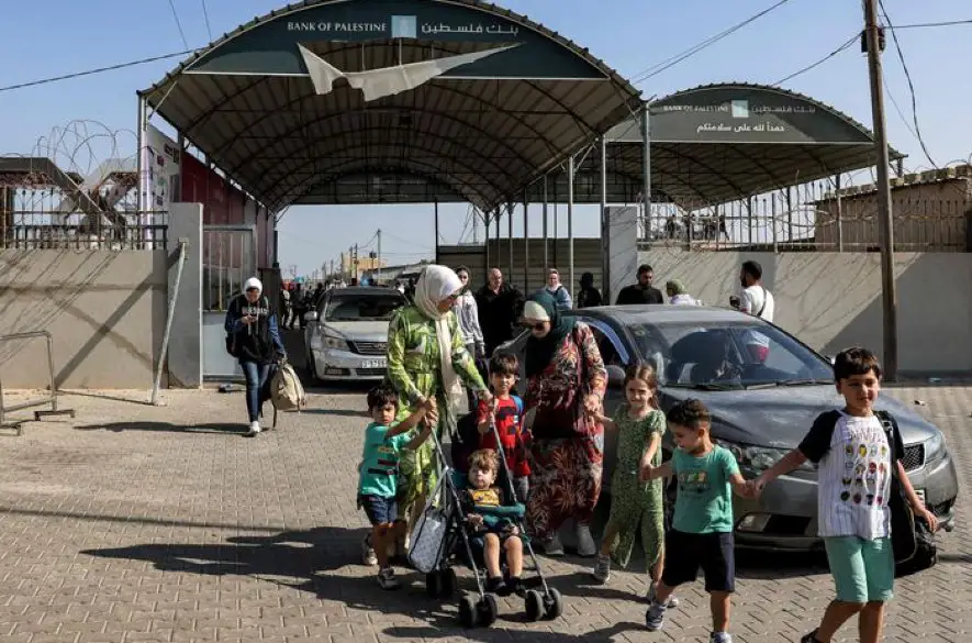 Z pásma Gazy má vo štvrtok odísť asi 600 držiteľov zahraničných pasov